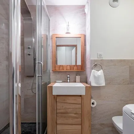Delice - Center & Free Parking - By Cozee Apartment *